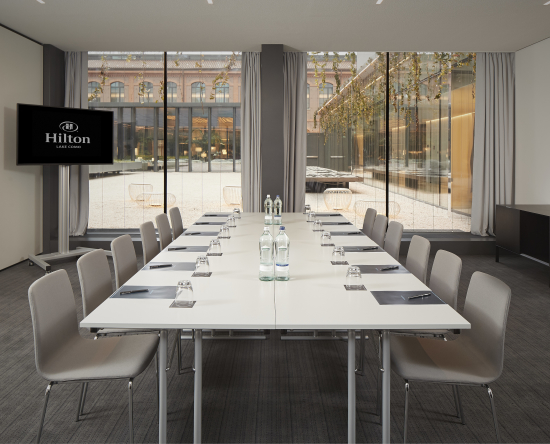 Privater Boardroom mit Konferenzbestuhlung und Medienleinwand